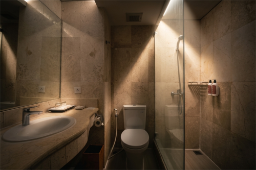 Grand-Deluxe-Bathroom